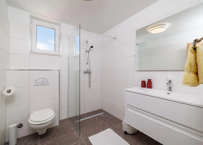 Atemberaubende Mit Whirlpool, Privatpool, Aussendusche, Fitnessraum, Waschmaschine Tribalj (Primorsko-Goranska)