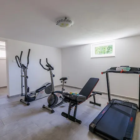 Ferienhaus Atemberaubende Mit Whirlpool, Privatpool, Aussendusche, Fitnessraum, Waschmaschine Tribalj (Primorsko-Goranska)