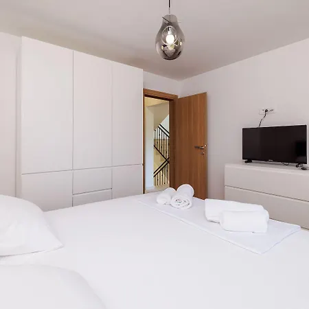 Ferienhaus Atemberaubende Mit Whirlpool, Privatpool, Aussendusche, Fitnessraum, Waschmaschine Tribalj (Primorsko-Goranska)