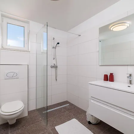 Atemberaubende Mit Whirlpool, Privatpool, Aussendusche, Fitnessraum, Waschmaschine Tribalj (Primorsko-Goranska)