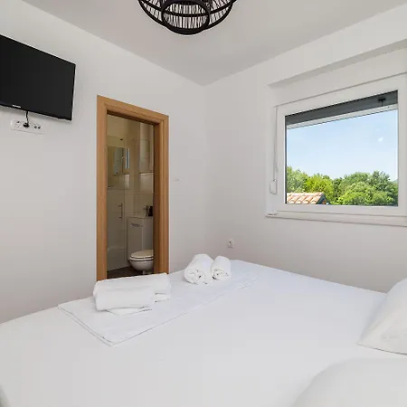 Atemberaubende Mit Whirlpool, Privatpool, Aussendusche, Fitnessraum, Waschmaschine * Tribalj (Primorsko-Goranska)