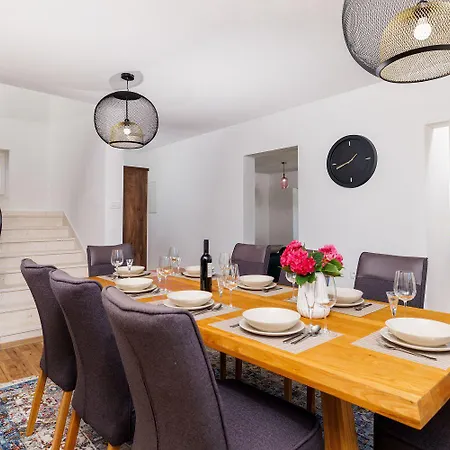 Ferienhaus Atemberaubende Mit Whirlpool, Privatpool, Aussendusche, Fitnessraum, Waschmaschine Tribalj (Primorsko-Goranska)