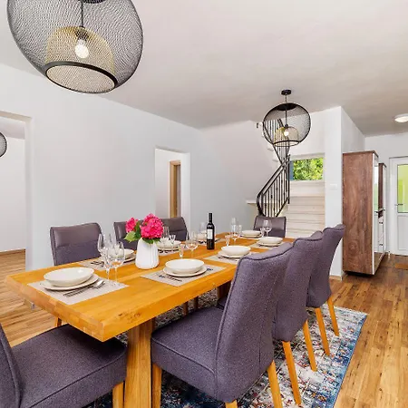 Atemberaubende Mit Whirlpool, Privatpool, Aussendusche, Fitnessraum, Waschmaschine Tribalj (Primorsko-Goranska)