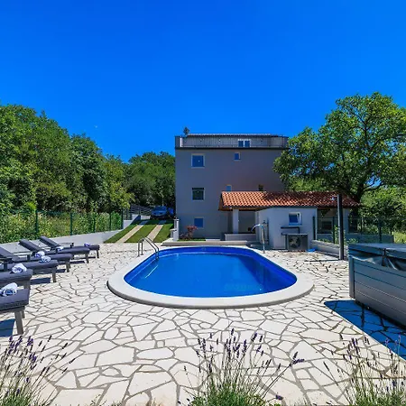 Atemberaubende Mit Whirlpool, Privatpool, Aussendusche, Fitnessraum, Waschmaschine Tribalj (Primorsko-Goranska)