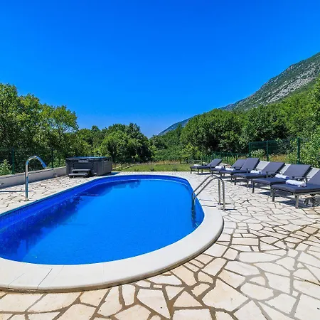 Atemberaubende Mit Whirlpool, Privatpool, Aussendusche, Fitnessraum, Waschmaschine Ferienhaus Tribalj (Primorsko-Goranska)