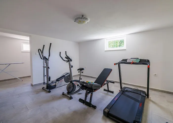 Casa de Férias Atemberaubende Mit Whirlpool, Privatpool, Aussendusche, Fitnessraum, Waschmaschine Tribalj (Primorsko-Goranska)