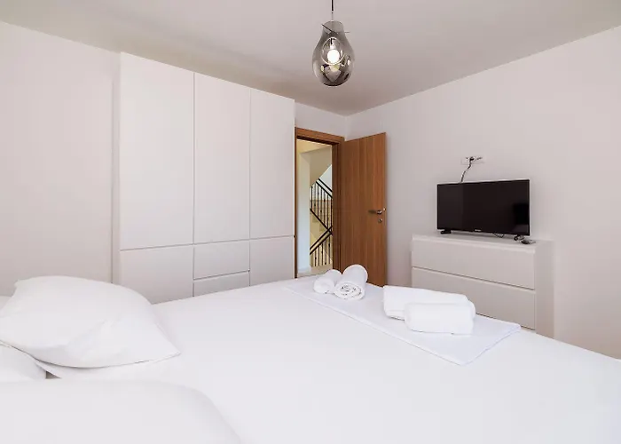 Casa vacanze Atemberaubende Mit Whirlpool, Privatpool, Aussendusche, Fitnessraum, Waschmaschine Tribalj (Primorsko-Goranska)